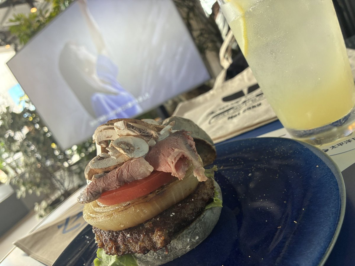 ozuozu18's tweet photo. #セメントークカフェ
萌音ちゃんいっぱい
幸せな空間でした！
バーガー🍔とても美味しかった！
#上白石萌音 https://t.co/q37z1cbQSl