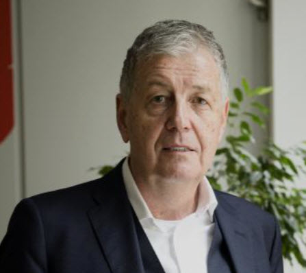 RobertSchalle11's tweet photo. Der karrieregeile Kapitalist und Multimillionär Gerhard Zeiler wirft sich ein rotes Mäntelchen über und meint, die Leute in der SPÖ Basis würden nicht checken, dass unter dem roten Mäntelchen ein karrieregeiler Kapitalist und Multimillionär steckt. https://t.co/hd31jPXtJd