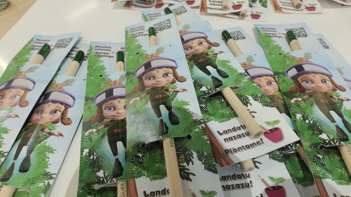 Baskegur's tweet photo. Azken eguna ekobilbon. Oraindik geratzen zaizkigu "Ñupi" pertsonaiaren arkatzak eta PEFC koaderno ziurtatuak. Bisitatu gure standa eta ezagutu euskal baso-egur  sektorearen errealitatea.

Último día en @Ekobilbo1 . Aún nos quedan lápices de nuestro personaje "Ñupi" y cuadernos certificados @PEFCEuskadi . Visita nuestro stand y conoce la realidad del sector forestal-madera vasco. 

#egurrarenherria #bosquecountry