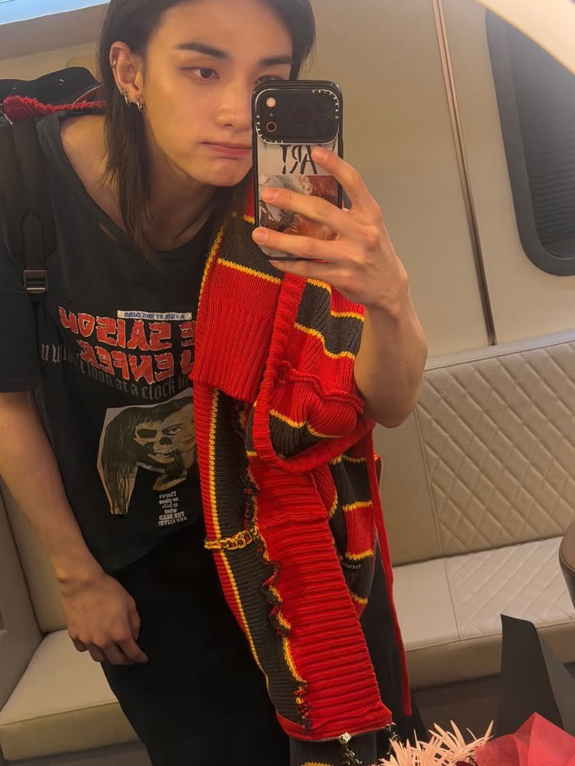 mangohyune's tweet photo. what's up with them always posting their post fuck mirror selfies https://t.co/o41o4uupnJ