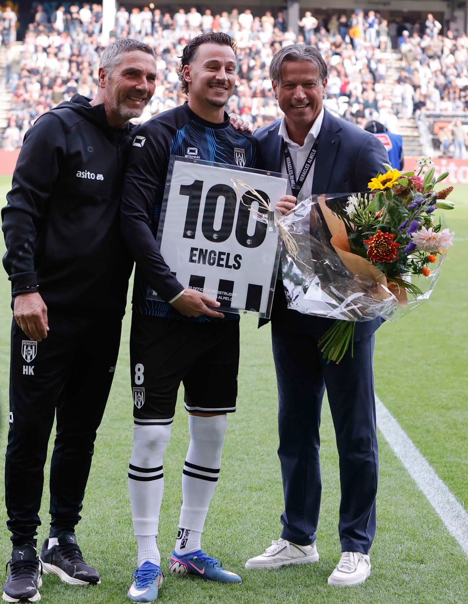 historie3's tweet photo. Mario Engels kreeg voor de wedstrijd tegen Vitesse bloemen en mooi ingelijst cadeau voor 100 wedstrijden die hij voor Heracles gespeeld heeft.
#heracles #heraclesalmelo #hafc https://t.co/EyudpgcGDF