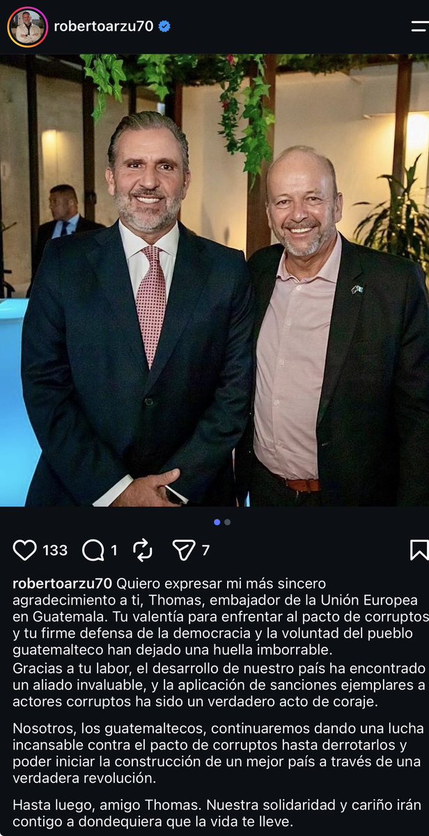 Tio_Politico's tweet photo. Jodido eso de tomarse fotos con candidatos que reciben dinero de narcos, y que ese candidato te llame amigo. 😏 https://t.co/R6Kst4Wkii