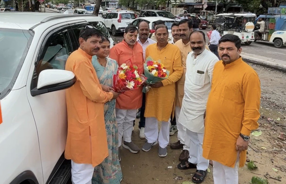 Neerajvermabbk's tweet photo. आदरणीय प्रधानमंत्री श्री नरेन्द्र मोदी जी के लोकप्रिय एवं प्रेरणादायी कार्यक्रम ‘मन की बात’ के 138 वें संस्करण को आज बूथ संख्या 441 (कुरौली, बाराबंकी) में सम्मानित कार्यकर्ताओं एवं देवतुल्य जनता के साथ सामूहिक रूप से सुना।
प्रधानमंत्री जी के विचार देश सेवा, स्वावलंबन और नए भारत के निर्माण के लिए सदैव नई ऊर्जा और प्रेरणा प्रदान करते हैं।
इस अवसर पर क्षेत्रीय अध्यक्ष आदरणीय श्री अवधेश द्विवेदी जी, क्षेत्रीय उपाध्यक्ष/जिला प्रभारी आदरणीया श्रीमती नीरज वर्मा जी, जिलाध्यक्ष आदरणीय श्री रामसिंह भुल्लन वर्मा जी,मा॰जनप्रतिनिधिगण,सम्मानित पार्टी पदाधिकारी एवं देवतुल्य कार्यकर्ता उपस्थित रहे।