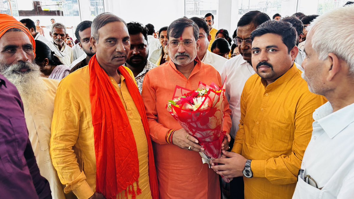 Neerajvermabbk's tweet photo. आदरणीय प्रधानमंत्री श्री नरेन्द्र मोदी जी के लोकप्रिय एवं प्रेरणादायी कार्यक्रम ‘मन की बात’ के 138 वें संस्करण को आज बूथ संख्या 441 (कुरौली, बाराबंकी) में सम्मानित कार्यकर्ताओं एवं देवतुल्य जनता के साथ सामूहिक रूप से सुना।
प्रधानमंत्री जी के विचार देश सेवा, स्वावलंबन और नए भारत के निर्माण के लिए सदैव नई ऊर्जा और प्रेरणा प्रदान करते हैं।
इस अवसर पर क्षेत्रीय अध्यक्ष आदरणीय श्री अवधेश द्विवेदी जी, क्षेत्रीय उपाध्यक्ष/जिला प्रभारी आदरणीया श्रीमती नीरज वर्मा जी, जिलाध्यक्ष आदरणीय श्री रामसिंह भुल्लन वर्मा जी,मा॰जनप्रतिनिधिगण,सम्मानित पार्टी पदाधिकारी एवं देवतुल्य कार्यकर्ता उपस्थित रहे।