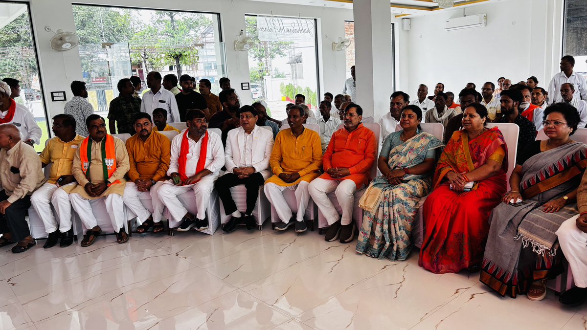 Neerajvermabbk's tweet photo. आदरणीय प्रधानमंत्री श्री नरेन्द्र मोदी जी के लोकप्रिय एवं प्रेरणादायी कार्यक्रम ‘मन की बात’ के 138 वें संस्करण को आज बूथ संख्या 441 (कुरौली, बाराबंकी) में सम्मानित कार्यकर्ताओं एवं देवतुल्य जनता के साथ सामूहिक रूप से सुना।
प्रधानमंत्री जी के विचार देश सेवा, स्वावलंबन और नए भारत के निर्माण के लिए सदैव नई ऊर्जा और प्रेरणा प्रदान करते हैं।
इस अवसर पर क्षेत्रीय अध्यक्ष आदरणीय श्री अवधेश द्विवेदी जी, क्षेत्रीय उपाध्यक्ष/जिला प्रभारी आदरणीया श्रीमती नीरज वर्मा जी, जिलाध्यक्ष आदरणीय श्री रामसिंह भुल्लन वर्मा जी,मा॰जनप्रतिनिधिगण,सम्मानित पार्टी पदाधिकारी एवं देवतुल्य कार्यकर्ता उपस्थित रहे।