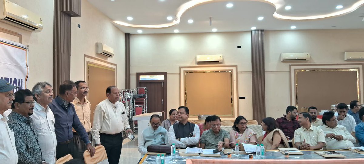 IMA_Jharkhand's tweet photo. एकजुट संगठन • साझा एजेंडा • संयुक्त कार्रवाई 
राज्य स्तरीय संयुक्त चिकित्सा बैठक में डॉक्टरों की सुरक्षा, स्वास्थ्य व्यवस्था एवं चिकित्सा क्षेत्र के महत्वपूर्ण मुद्दों पर सार्थक चर्चा।
#DoctorsUnity #Jharkhand #healthcare https://t.co/XK25AcNEDY
