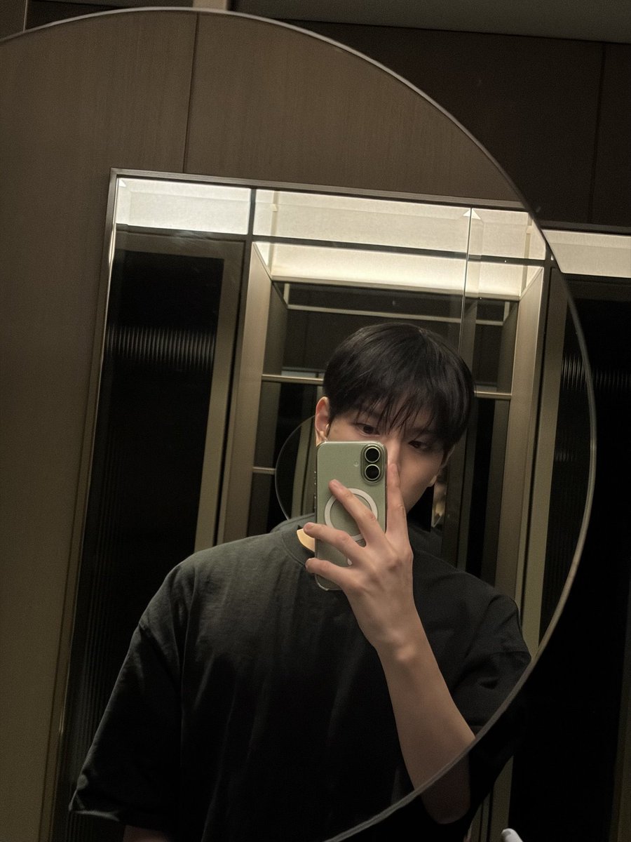 spearhyunnie2's tweet photo. SEUNGMIN SENT MIRROR SELFIE https://t.co/EXeWfJ7cDg