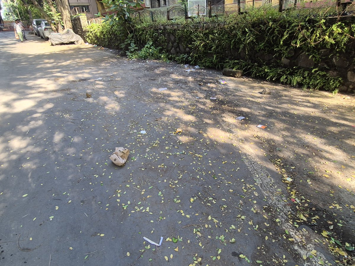 Pushparajshet19's tweet photo. @mybmc @mybmcWardME @AshwiniBhide @DGPMaharashtra @MumbaiPolice @ChemburChapters 
This image is on Deonar Farm Road,outside TISS College Rear Exit Gate & Outside Ramesh Ramakant Tendulkar Garden at the end of Deonar Farm Road.Dust Bin is required at this 2 locations.Outside TISS college rear gate,students eat & drink soft drinks & discard the trash on the road as there is no dustbin outside the Tiss rear gate.Either BMC should inform to Tiss to keep a dust bin & maintain it or BMC should keep a Dust Bin & Main tain it.
And on Deonar Farm Road, outside Ramesh Ramakant Tendulkar Garden there is no Dust Bin.People throw trash on the road.Govandi Police Station require to increase patrolling outside this garden after 9pm.The crowd is less.Lot of motorists & bikers drink liquour,smoke & have food & discard the empty liquour bottles & food boxes on the road.BMC requires to keep a Dust Bin & Maintain it.Attention Required.
Thanks & Regards 🙏