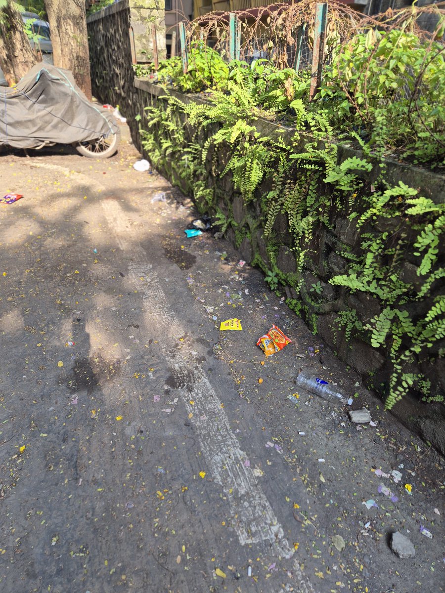 Pushparajshet19's tweet photo. @mybmc @mybmcWardME @AshwiniBhide @DGPMaharashtra @MumbaiPolice @ChemburChapters 
This image is on Deonar Farm Road,outside TISS College Rear Exit Gate & Outside Ramesh Ramakant Tendulkar Garden at the end of Deonar Farm Road.Dust Bin is required at this 2 locations.Outside TISS college rear gate,students eat & drink soft drinks & discard the trash on the road as there is no dustbin outside the Tiss rear gate.Either BMC should inform to Tiss to keep a dust bin & maintain it or BMC should keep a Dust Bin & Main tain it.
And on Deonar Farm Road, outside Ramesh Ramakant Tendulkar Garden there is no Dust Bin.People throw trash on the road.Govandi Police Station require to increase patrolling outside this garden after 9pm.The crowd is less.Lot of motorists & bikers drink liquour,smoke & have food & discard the empty liquour bottles & food boxes on the road.BMC requires to keep a Dust Bin & Maintain it.Attention Required.
Thanks & Regards 🙏