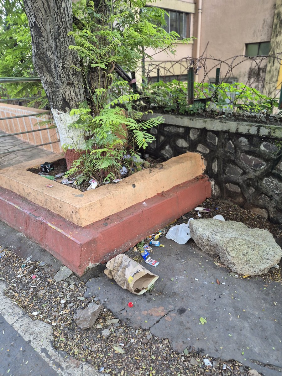 Pushparajshet19's tweet photo. @mybmc @mybmcWardME @AshwiniBhide @DGPMaharashtra @MumbaiPolice @ChemburChapters 
This image is on Deonar Farm Road,outside TISS College Rear Exit Gate & Outside Ramesh Ramakant Tendulkar Garden at the end of Deonar Farm Road.Dust Bin is required at this 2 locations.Outside TISS college rear gate,students eat & drink soft drinks & discard the trash on the road as there is no dustbin outside the Tiss rear gate.Either BMC should inform to Tiss to keep a dust bin & maintain it or BMC should keep a Dust Bin & Main tain it.
And on Deonar Farm Road, outside Ramesh Ramakant Tendulkar Garden there is no Dust Bin.People throw trash on the road.Govandi Police Station require to increase patrolling outside this garden after 9pm.The crowd is less.Lot of motorists & bikers drink liquour,smoke & have food & discard the empty liquour bottles & food boxes on the road.BMC requires to keep a Dust Bin & Maintain it.Attention Required.
Thanks & Regards 🙏