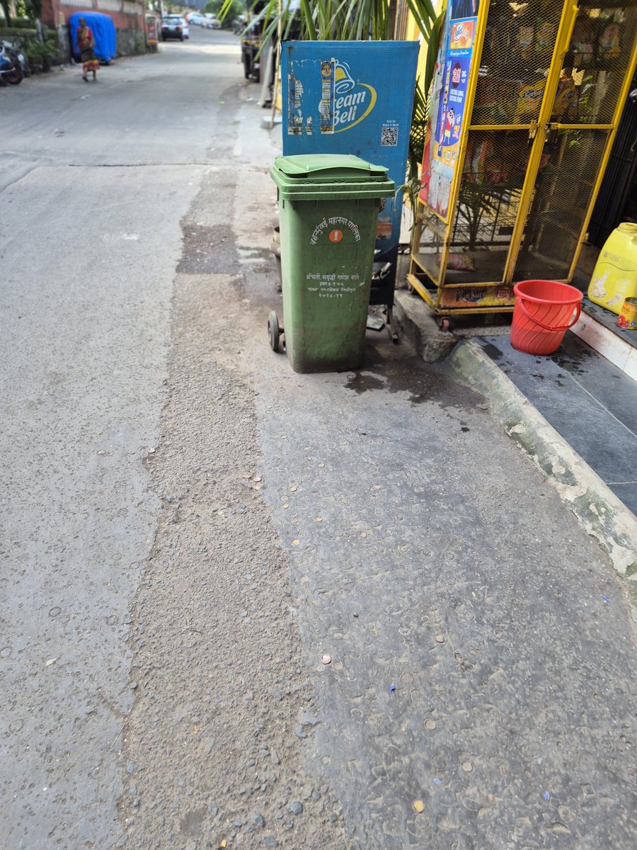 Pushparajshet19's tweet photo. @mybmc @mybmcWardME @AshwiniBhide @DGPMaharashtra @MumbaiPolice @ChemburChapters 
This image is on Deonar Farm Road,outside TISS College Rear Exit Gate & Outside Ramesh Ramakant Tendulkar Garden at the end of Deonar Farm Road.Dust Bin is required at this 2 locations.Outside TISS college rear gate,students eat & drink soft drinks & discard the trash on the road as there is no dustbin outside the Tiss rear gate.Either BMC should inform to Tiss to keep a dust bin & maintain it or BMC should keep a Dust Bin & Main tain it.
And on Deonar Farm Road, outside Ramesh Ramakant Tendulkar Garden there is no Dust Bin.People throw trash on the road.Govandi Police Station require to increase patrolling outside this garden after 9pm.The crowd is less.Lot of motorists & bikers drink liquour,smoke & have food & discard the empty liquour bottles & food boxes on the road.BMC requires to keep a Dust Bin & Maintain it.Attention Required.
Thanks & Regards 🙏