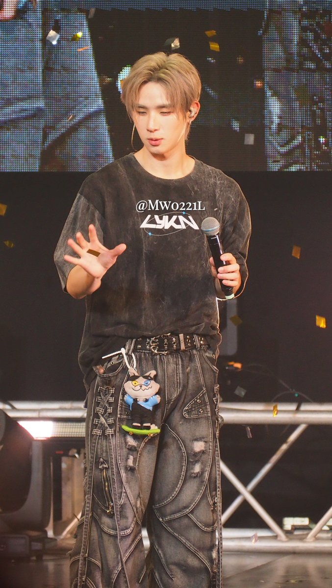 Mw0221l's tweet photo. 銀テを掴んで戻すHONG君🩷

👇DAY1

#LYKNDuskAndDawnxOsaka
#hongshihoshi https://t.co/sLYK3pdo8C