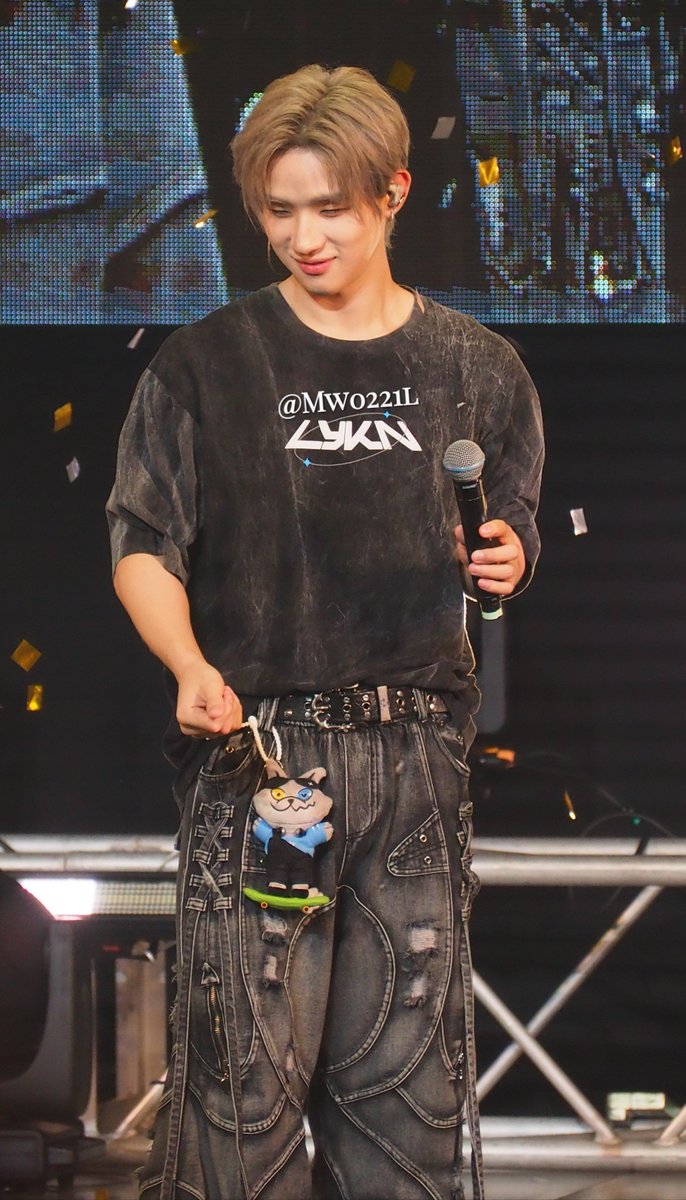 Mw0221l's tweet photo. 銀テを掴んで戻すHONG君🩷

👇DAY1

#LYKNDuskAndDawnxOsaka
#hongshihoshi https://t.co/sLYK3pdo8C