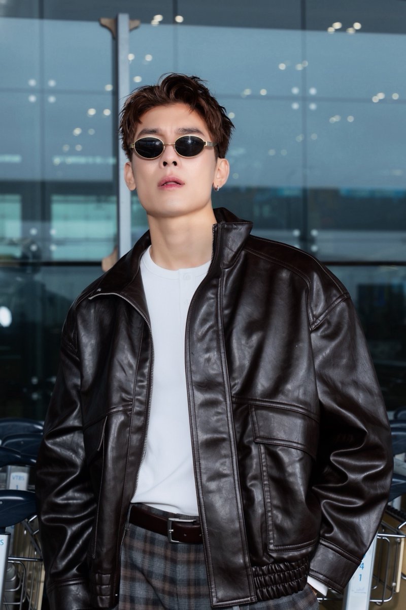 mintmag_th's tweet photo. ออกเดินทาง! ส่องแอร์พอร์ตลุคหนุ่ม #มิวศุภศิษฏ์ เตรียมบินลัดฟ้าสู่กรุงปารีส ฝรั่งเศส เพื่อร่วมงานเปิดตัวคอลเล็กชั่นใหม่ ELIE SAAB H&M โดยหนุ่ม ‘มิว’ ยังคอมพลีทความเท่ไปกับแจ็กเก็ตหนังสีน้ำตาลเข้ม เลเยอร์ทับเสื้อเฮนลีย์สีขาว แมตช์กับกางเกง และรองเท้าโลฟเฟอร์สีดำ 💚

#HM
#HMThailand
#HMThailandxMew
#mewsuppasit
#MintNews