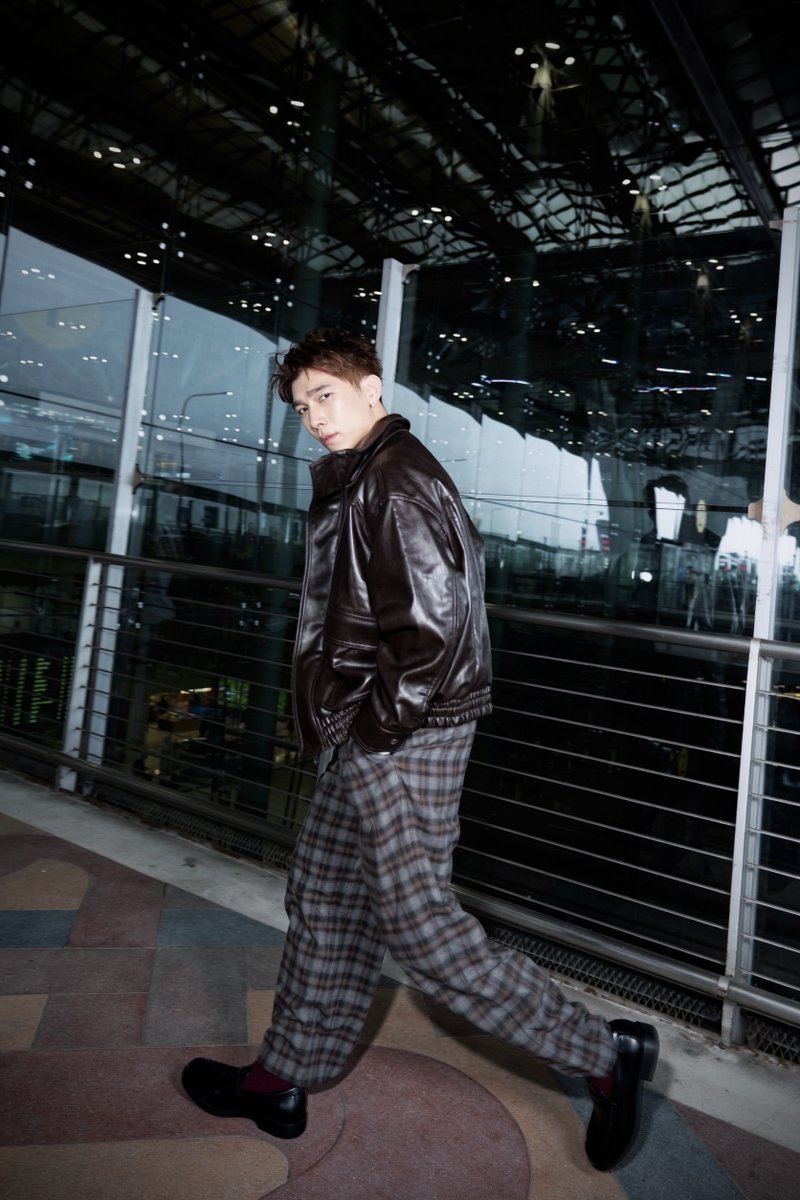 mintmag_th's tweet photo. ออกเดินทาง! ส่องแอร์พอร์ตลุคหนุ่ม #มิวศุภศิษฏ์ เตรียมบินลัดฟ้าสู่กรุงปารีส ฝรั่งเศส เพื่อร่วมงานเปิดตัวคอลเล็กชั่นใหม่ ELIE SAAB H&M โดยหนุ่ม ‘มิว’ ยังคอมพลีทความเท่ไปกับแจ็กเก็ตหนังสีน้ำตาลเข้ม เลเยอร์ทับเสื้อเฮนลีย์สีขาว แมตช์กับกางเกง และรองเท้าโลฟเฟอร์สีดำ 💚

#HM
#HMThailand
#HMThailandxMew
#mewsuppasit
#MintNews