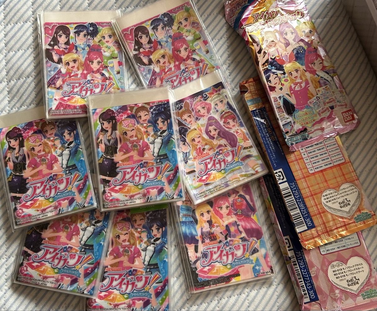 kanakomisaki's tweet photo. アイカツカードにオススメのスリーブ？そりゃアイカツオリジナルスリーブに決まってるじゃあないか！ただしQR隠れちゃうからプレイには向かないけどね！ダメじゃん！ https://t.co/d7JmT9Pa84