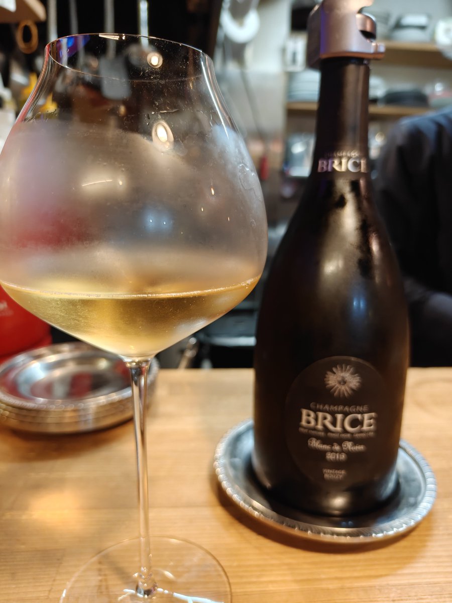 tonkatsuya's tweet photo. ここに来れば
好みのシャンパーニュが飲める！
連勤の合間の休日に癒された。 https://t.co/IXsfxKGBPE