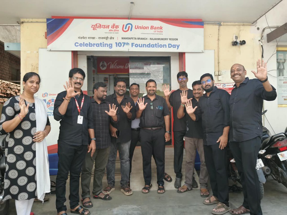 balu_badri's tweet photo. Black day. There is no emergency still govt wants to open banks in sunday. Messages for deposit and withdrawal is not reaching to customer but sunday bank working message given widely by all banks. Even people are receiving message more than two times. Still our fight is on.. https://t.co/agnZwpxgFc