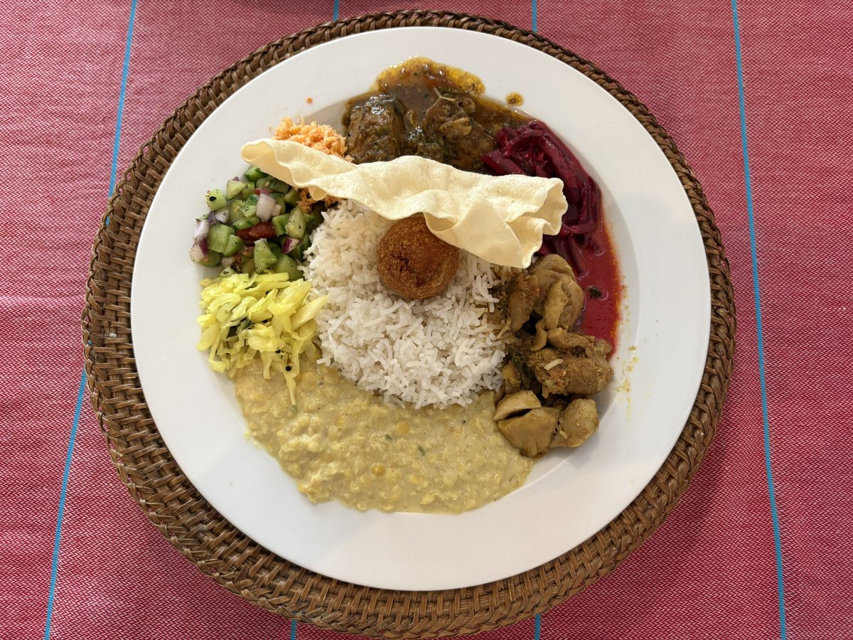 betsu_account's tweet photo. スペシャルスリランカカレープレート　美味かった〜ほんと美味かった　また来たい　食後チャイも良かった https://t.co/XrwqtM4TXY