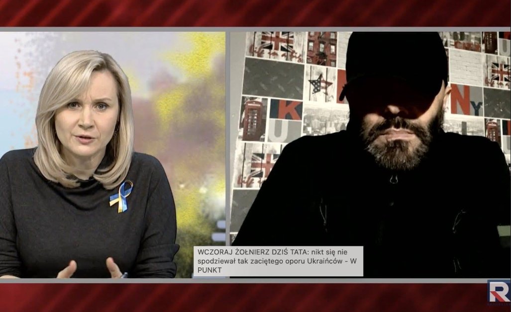 _DiabelStockton's tweet photo. Do motłochu - wyborców pis.

Pamiętacie kompromitację Sławomira Cenckiewicza i Michała Rachonia z "Wczorajszym żołnierzem, dziś tatą”?

Prof. Cenckiewicz, historyk specjalizujący się w lustracji i tropieniu agentów, człowiek budujący karierę na wyciąganiu teczek i weryfikowaniu życiorysów, dał się całkowicie nabrać internetowemu oszustowi.
Osobą, która go wprowadziła w błąd, był Jacek S., działający w sieci pod pseudonimem „Wczoraj żołnierz, dziś tata”. Twierdził, że jest emerytowanym komandosem Jednostki GROM, weteranem misji w Iraku i Afganistanie. W rzeczywistości nigdy nie służył w wojsku, a w jego przeszłości znajduje się kilka prawomocnych wyroków za oszustwa i kradzieże – łączna kara przekracza 10 lat pozbawienia wolności. Pracował jako ochroniarz w Carrefourze.

Mimo to przez dłuższy czas był traktowany w prawicowych mediach i środowiskach patriotycznych jako autentyczny głos weterana. Spotykał się z ministrem Przemysławem Czarnkiem, gen. Dariuszem Wrońskim, rzeczniczką Straży Granicznej Anną Michalską. Krystyna Pawłowicz publicznie poręczyła za jego zrzutkę na cel charytatywny. Michał Rachoń i Telewizja Republika przedstawiały go jako byłego żołnierza sił specjalnych.

Sławomir Cenckiewicz, współtwórca serialu „Reset”, razem z Michałem Rachoniem, uznany „łowca agentów”, zaprosił Jacka S. do swoich materiałów jako eksperta, który miał obnażać rzekome zaniedbania w polskiej armii i upadek obronności za rządów PO-PSL. Opinie fałszywego komandosa były wykorzystywane do ataków na Donalda Tuska i Radosława Sikorskiego.

Szło pięknie i gładko, pisowski motłoch piał z zachwytu, chłopaki "szyli" i trzepali kasiorę. Wszystko zepsuł reporter https://t.co/zd8AGGJRkr, @CzabanPiotr, który w ciągu kilku dni sprawdził akta sądowe, porozmawiał z rodziną i znajomymi Jacka S., skonfrontował dokumenty, i zdemaskował całą legendę, nagrywając świetny reportaż do odnalezienia np. na FB.

Kompromitacja jest porażająca, zawodowy historyk i były szef Wojskowego Biura Historycznego, dziś szef Biura Bezpieczeństwa Narodowego, nie zweryfikował błazna i mitomana, którego wprowadzał do debaty o bezpieczeństwie państwa. Nie sprawdził wiarygodności oszusta, uwierzył w kłamstwo na słowo, bo pasowało do jego tez.

Sprawa "Wczoraj żołnierza, dzisiaj taty", pokazuje mechanizm funkcjonowania części prawicowego motłochu. Ważniejsza jest zgodność przekazu z aktualną linią polityczną niż rzetelna weryfikacja źródeł, a wyborcy pis uwierzą we wszystko, nawet w wybuch bomby termobarycznej z... tłumikiem.

A gdy fałsz wychodzi na jaw, zazwyczaj kończy się na milczeniu lub wzruszeniu ramionami i tekstem o politycznym ataku.

Historia „Wczoraj żołnierz, dziś tata” i rola Cenckiewicza w jej rozsławieniu to podręcznikowy przykład różnicy między dziennikarskim śledztwem a publicystyką, która udaje badania historyczne, i która woli potwierdzenie własnych tez niż prawdę.

#WeekendDlaMotłochu