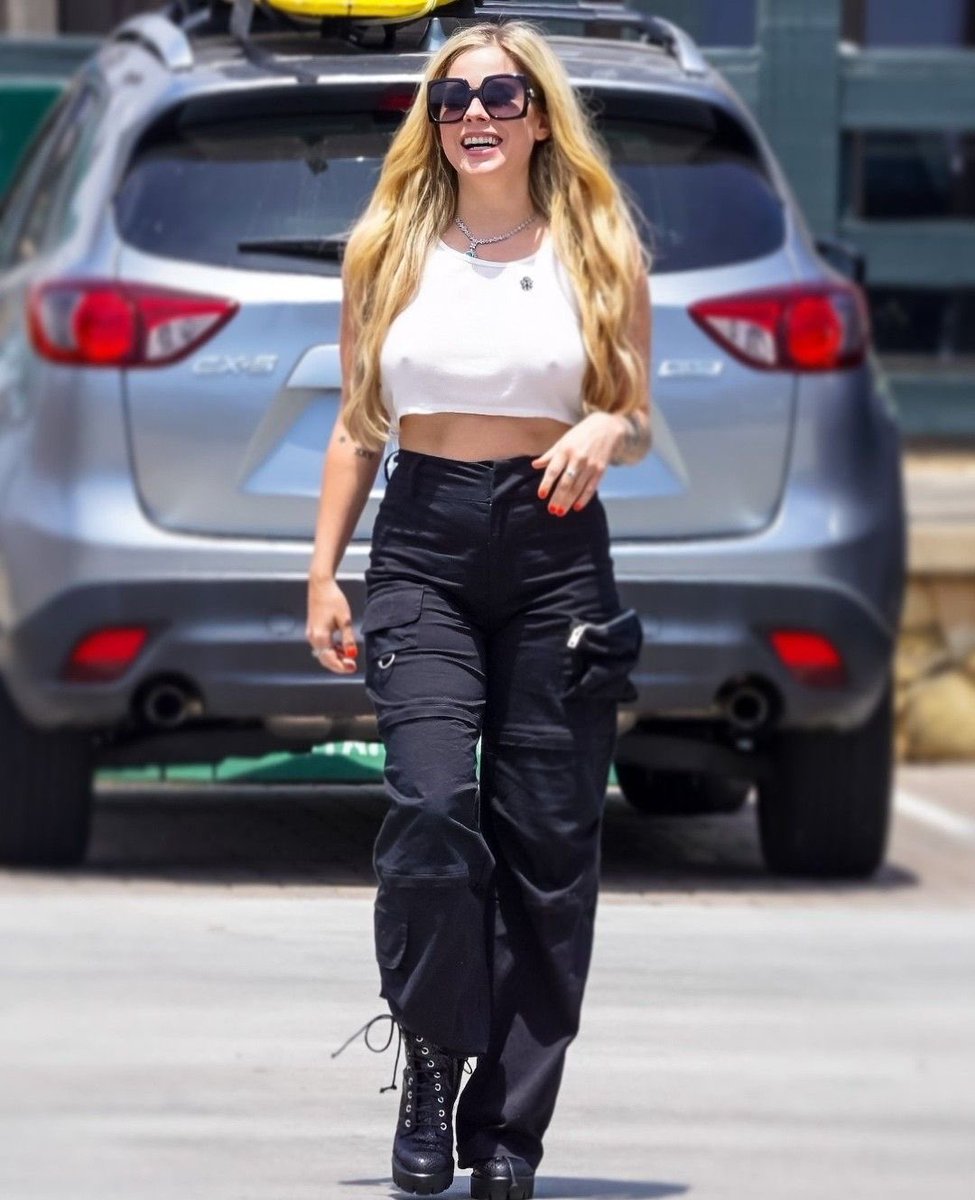 avsnigthinagale's tweet photo. can’t believe this angel turns 42 today, still believe she owns the fountain of youth, jokes aside i’m beyond proud of her because she's still herself and i keep seeing the little Avril in the beautiful ocean eyes of this woman.
happy birthday mama 👑 https://t.co/VcIuRI2uzb