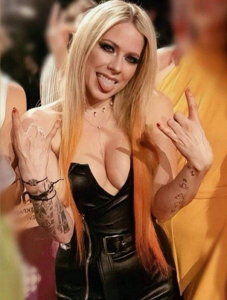 avsnigthinagale's tweet photo. can’t believe this angel turns 42 today, still believe she owns the fountain of youth, jokes aside i’m beyond proud of her because she's still herself and i keep seeing the little Avril in the beautiful ocean eyes of this woman.
happy birthday mama 👑 https://t.co/VcIuRI2uzb