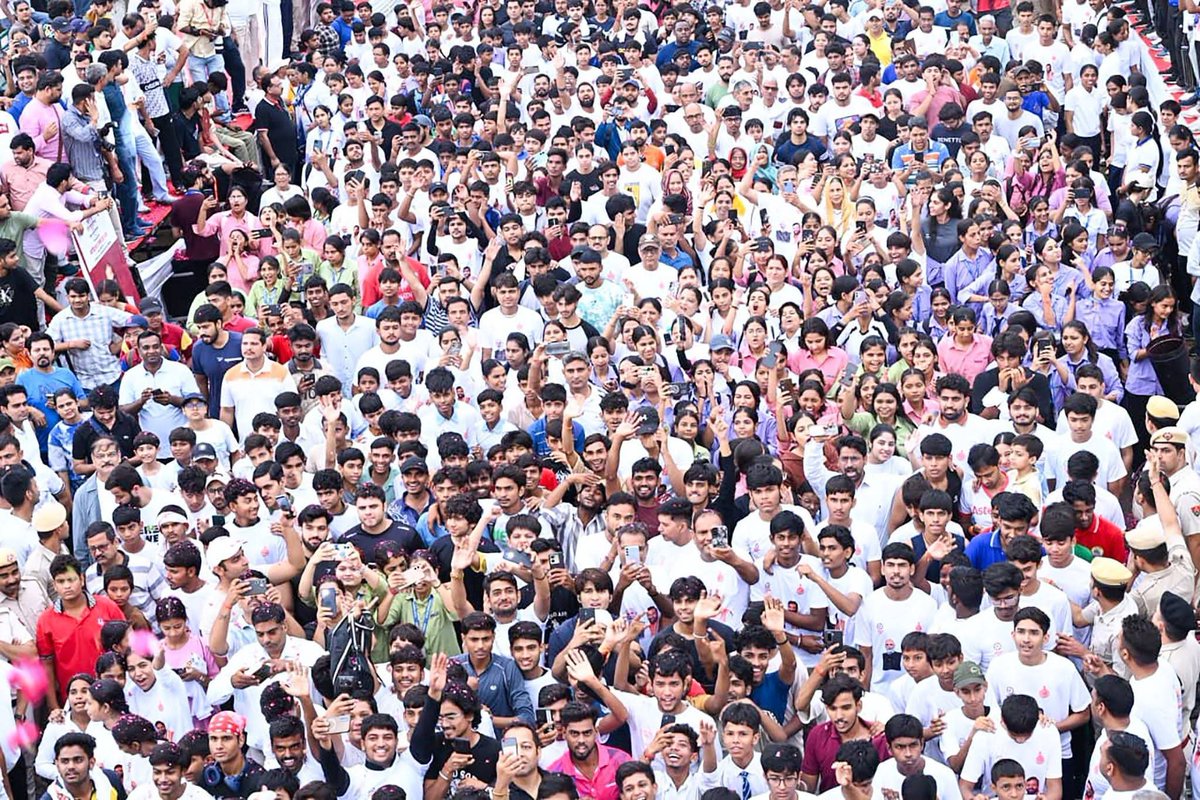 BeingArun28's tweet photo. Faridabad today: lakhs of youngsters turn up for a marathon, with Haryana CM Nayab Singh Saini ji, and take a pledge for a drug-free Haryana.

But for Pappu, his chamchas and AAP’s “Yuva Morcha” CJP apparently, these youngsters don’t exist.

Funny how their “youth” only appears when they can be used for a political narrative. The moment young India stands with a different message, they suddenly become invisible.