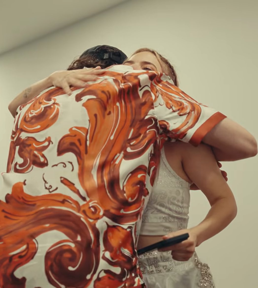 Yequitt's tweet photo. Vi el documental a pesar de saber el como iba a terminar y fue muy bonito verlo, el ver el como Rivers y Spreen se abrazan otra vez en cámara fue muy bonito al igual que las palabras que Ari le dedicó a Rivers, también fue gracioso ver el como Filis esperaba abrazo de Spreen https://t.co/HrxqQzeLMu