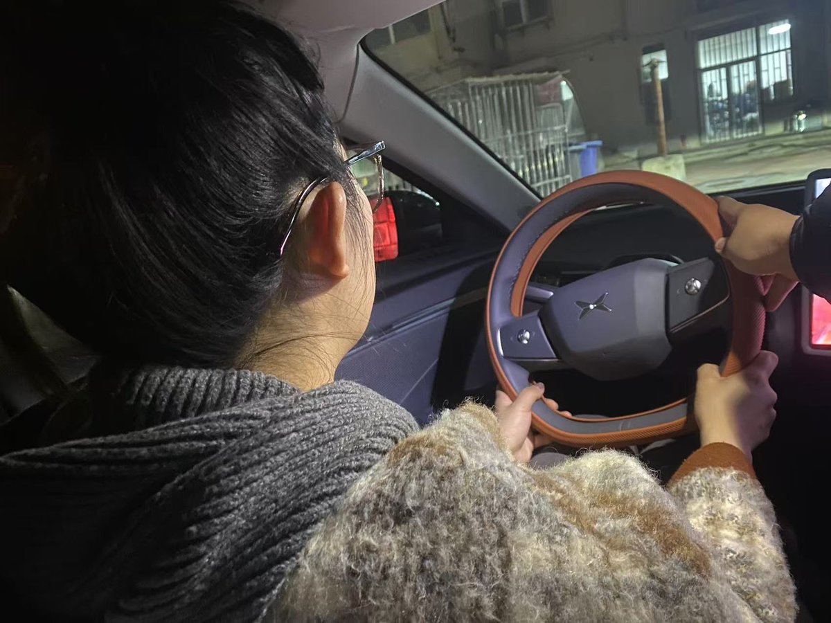 GiannaPoeswe's tweet photo. My first driving lesson! Stalled twice on U-turns but nailed parallel parking at the end of the day—small wins count  #NewDriver， https://t.co/fnJhFp0WM4