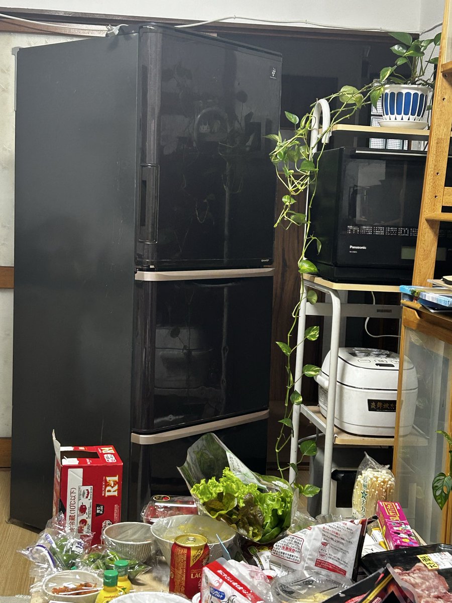 Kiyomiux's tweet photo. 長年お世話になりました冷蔵庫さんを手離します。13年間ありがとうございました。

気持ちも新しくなる思いです。 https://t.co/uKEscrMpva