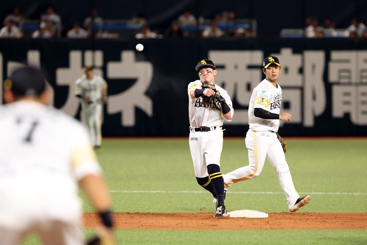 takafullc2's tweet photo. 3回に奪った「6―4―3」の併殺打！

今宮選手から牧原大選手へ、そして中村晃選手へ🥹

photo by Kazutaka Kuriki📷 https://t.co/NRRoPYRWNp