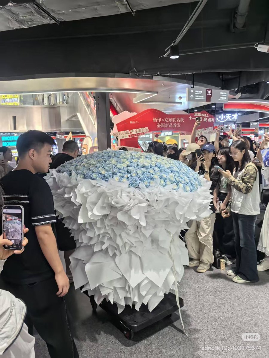 joonsikcorner's tweet photo. 518 Ecuadorian tinted blue roses were flown from Hangzhou to Shanghai for Yoon Sik’s Mooekiss event. The fans even arranged refrigerated transport to keep every rose fresh overnight. 🥹

Yoon Sik, I hope you can feel how loved you are today. 🍀🩵

#Kimyoonsik #김윤식 https://t.co/7xPm0WqD2i