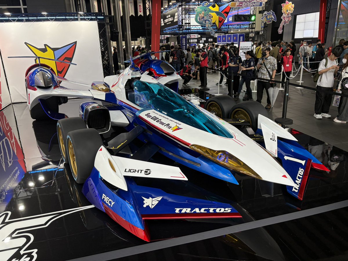 worldsblog's tweet photo. 過去のアスラーダの展示。
2015年　スーパーアスラーダ
2021年　νアスラーダ
2026年　ゼニスアスラーダ
今回が一番デカかった。

#サイバーフォーミュラ https://t.co/FWFwmcXJrF