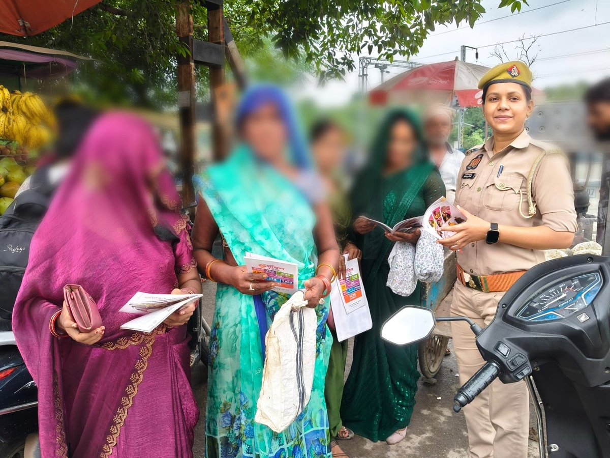 ghazipurpolice's tweet photo. दिनांक 27.09.2026 को जनपद गाजीपुर के #थाना भुड़कुड़ा की मिशन शक्ति टीम द्वारा #मिशन_शक्ति_फेज_5 (द्वितीय चरण)के तहत महिलाओं/बालिकाओं/छात्राओं को #WomenPowerline-1090, 181, 112 #CMHelpline-1076 व विभिन्न योजनाओं के बारे मे जागरूक कर पम्पलेट वितरित किया गया। #WomenEmpowermen
#MissionShakti5
#नारी_सुरक्षा_सम्मान_स्वावलंबन
@Uppolice
@IgRangeVaranasi