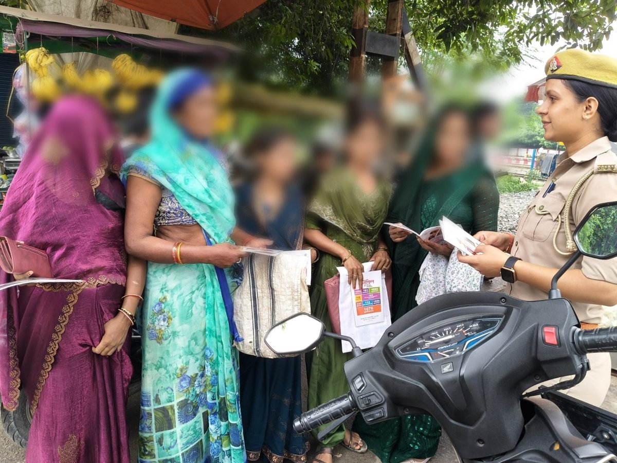 ghazipurpolice's tweet photo. दिनांक 27.09.2026 को जनपद गाजीपुर के #थाना भुड़कुड़ा की मिशन शक्ति टीम द्वारा #मिशन_शक्ति_फेज_5 (द्वितीय चरण)के तहत महिलाओं/बालिकाओं/छात्राओं को #WomenPowerline-1090, 181, 112 #CMHelpline-1076 व विभिन्न योजनाओं के बारे मे जागरूक कर पम्पलेट वितरित किया गया। #WomenEmpowermen
#MissionShakti5
#नारी_सुरक्षा_सम्मान_स्वावलंबन
@Uppolice
@IgRangeVaranasi