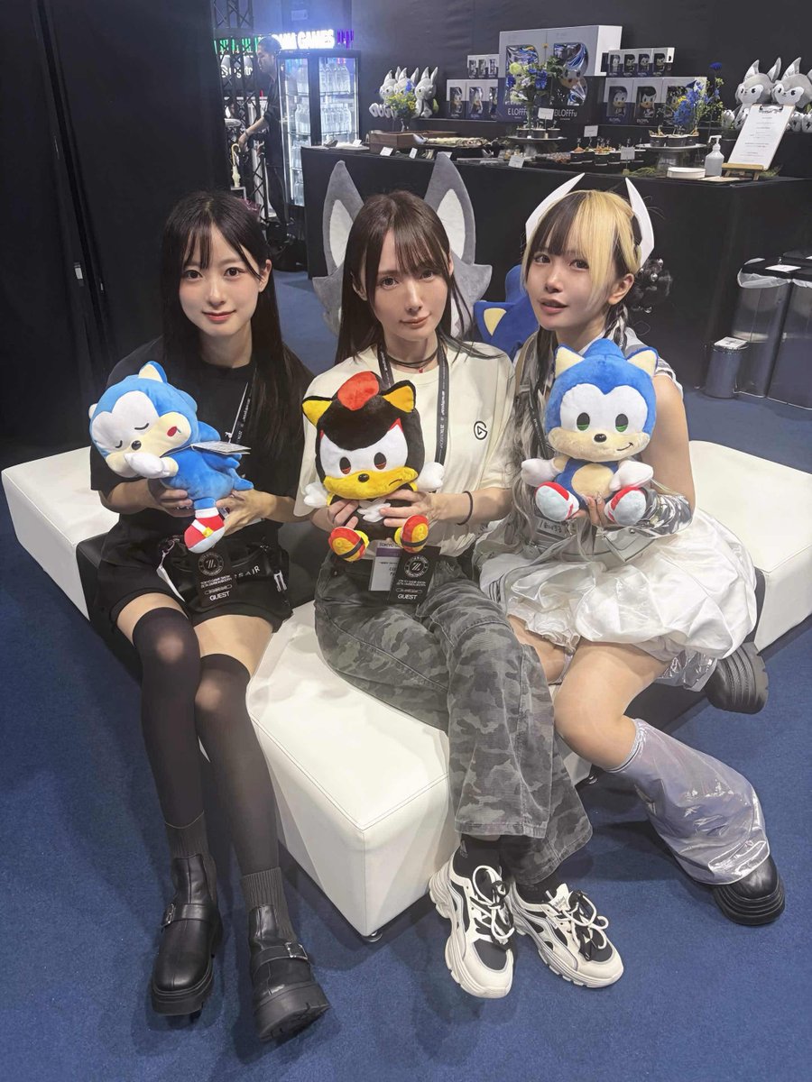 danon_0324's tweet photo. これが正しく写真を撮れた俺たち✌︎
ZETAブースのUFOキャッチャーで取れたぬいぐるみ可愛い…♡ https://t.co/EbvnQyrSE5