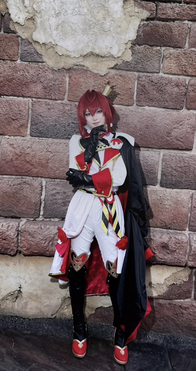 Nao_cos_3190's tweet photo. Dハロで初仮装🔰してきました！
1日目はプレイフル🦇雨のため全然写真撮れませんでした🥲
2日目は寮服🥀晴れたので沢山写真取れました🥰
他仮装の方々とも手を振りあったりと楽しかったです！
 #Dハロ仮装2026  #Dハロ仮装 https://t.co/YgpivDJ3bO