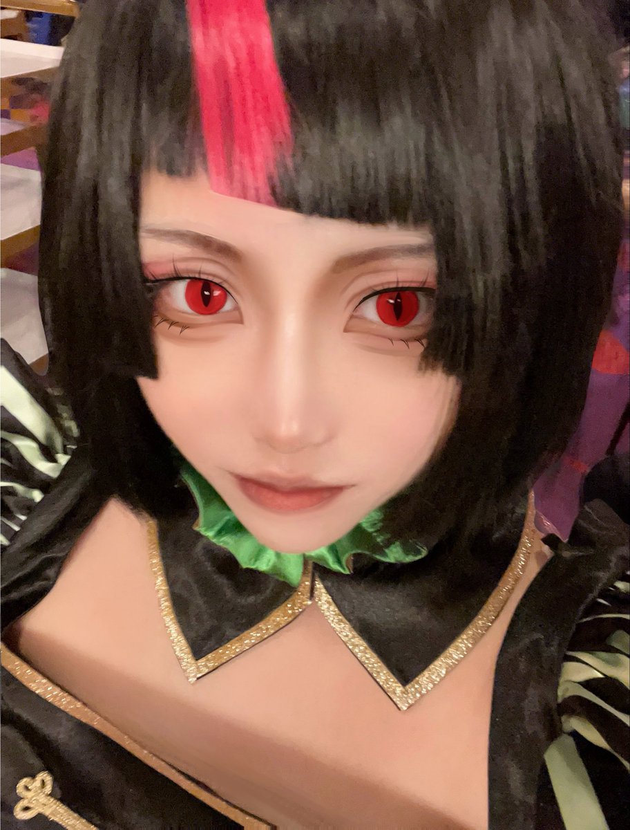 Nao_cos_3190's tweet photo. Dハロで初仮装🔰してきました！
1日目はプレイフル🦇雨のため全然写真撮れませんでした🥲
2日目は寮服🥀晴れたので沢山写真取れました🥰
他仮装の方々とも手を振りあったりと楽しかったです！
 #Dハロ仮装2026  #Dハロ仮装 https://t.co/YgpivDJ3bO