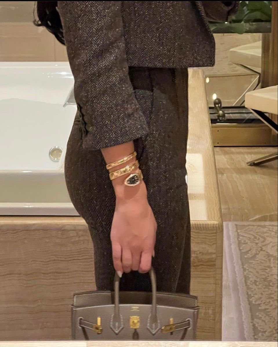 Diorgirlx's tweet photo. girl therapy: shopping &amp; spending money https://t.co/UhbEcqEy3x
