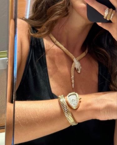 Diorgirlx's tweet photo. girl therapy: shopping &amp; spending money https://t.co/UhbEcqEy3x