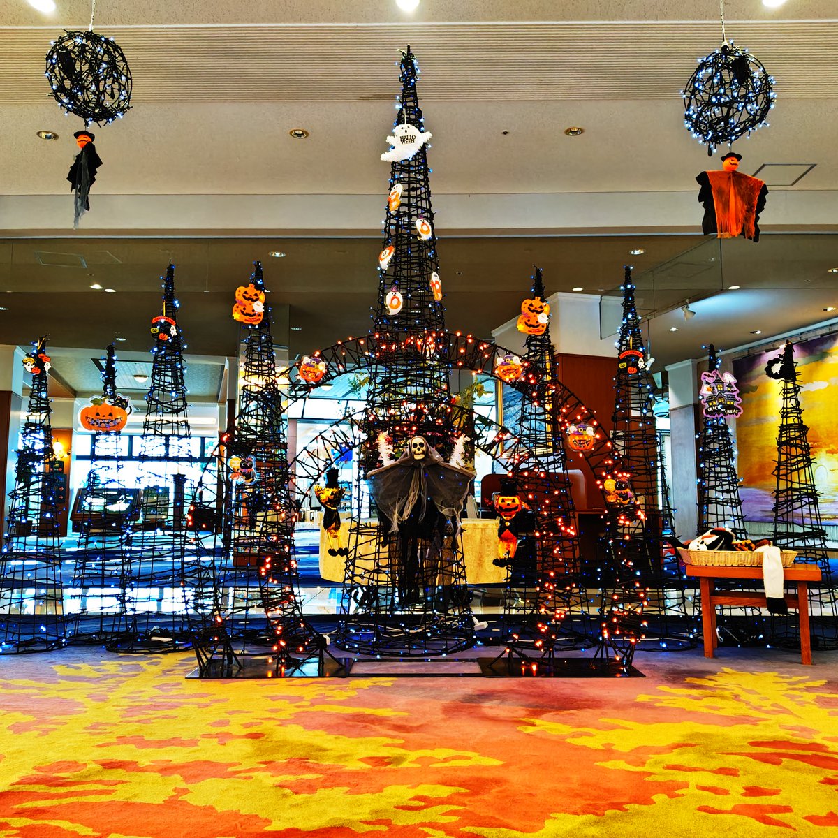 Shiretoko_DH's tweet photo. 🎃もうすぐ9月も終わり、10月がやってきます✨

知床第一ホテルも、少しずつハロウィン仕様に変身しています👻🧡

ホテル入口を入ってすぐの場所にあるフォトスポットも、ハロウィンバージョンに🎃✨
いつものフォトスポットとは雰囲気が変わり、ハロウィンらしい装飾を楽しんでいただけます📸

さらに、館内のあちこちにもハロウィンの飾り付けが登場しています👻🎃🕸️
「こんなところにも！」という場所に隠れているかもしれません😊

ご宿泊の際は、館内を散策しながらハロウィンの飾りを探してみてください✨
お気に入りの場所を見つけたら、ぜひ写真を撮って旅の思い出に残してみてはいかがでしょうか📸🥰

知床第一ホテルで、いつもとは少し違ったハロウィンの雰囲気をお楽しみください🎃🧡

#知床第一ホテル
#知床
#ハロウィン
#フォトスポット