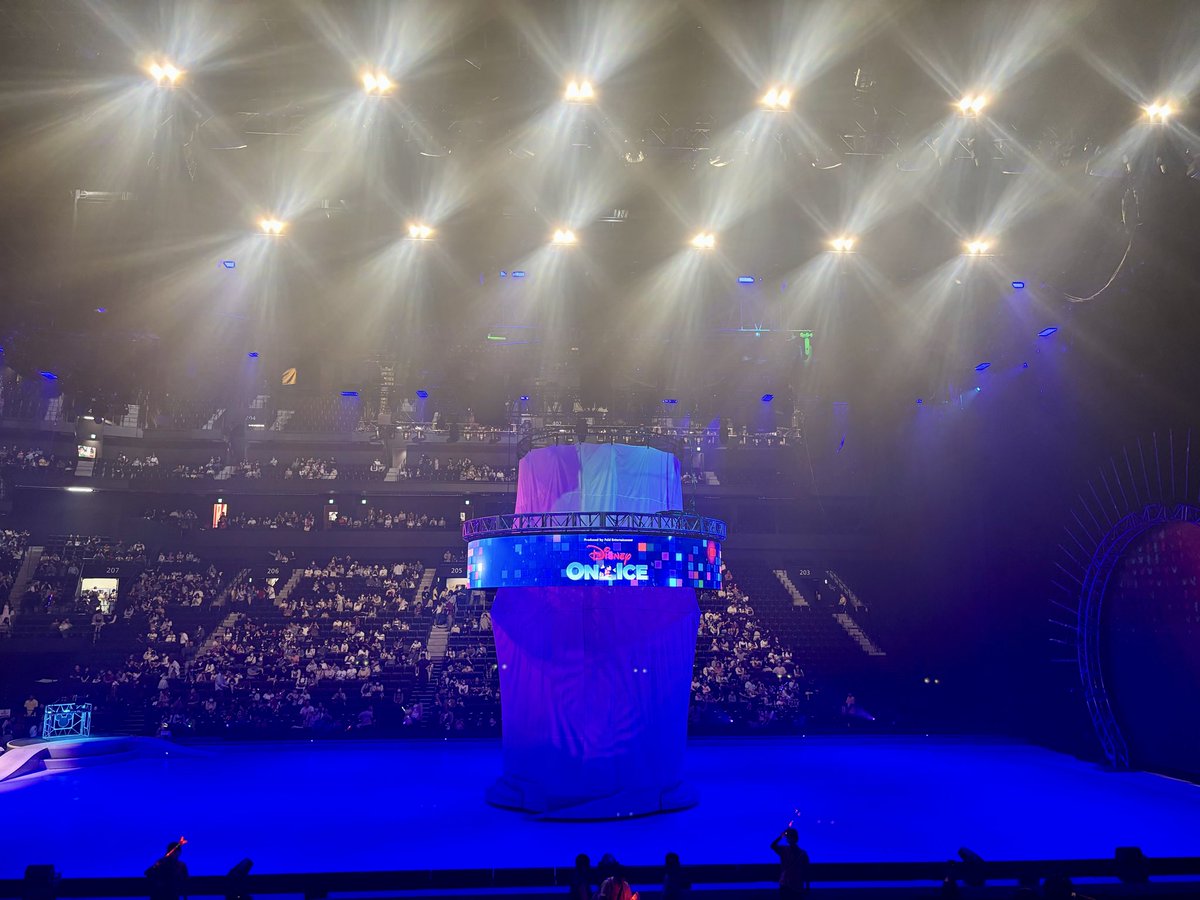 dande87763's tweet photo. 人生初のディズニーオンアイス、アクロバティックな演出もありとっても楽しかった〜✨#ディズニーオンアイス #スケート #アナと雪の女王 #日常垢さんと繋がりたい https://t.co/ZgpMW19pwP