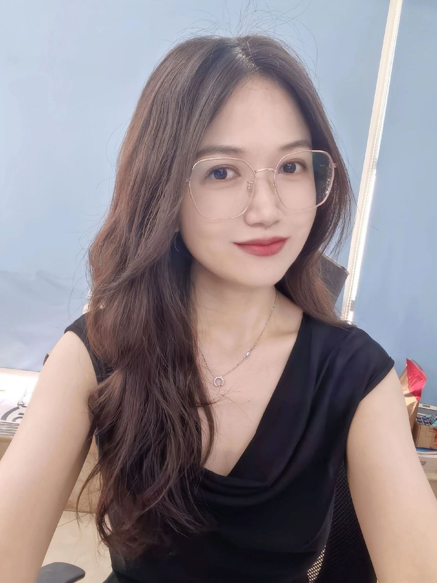 young2love2's tweet photo. 今天只穿一条薄短裙里面什么都没穿，坐着时裙摆刚好盖住大腿，腿稍微一动凉意就从裙底钻进来……有没有人想靠近一点，确认一下？ https://t.co/Qks1oYtZbb