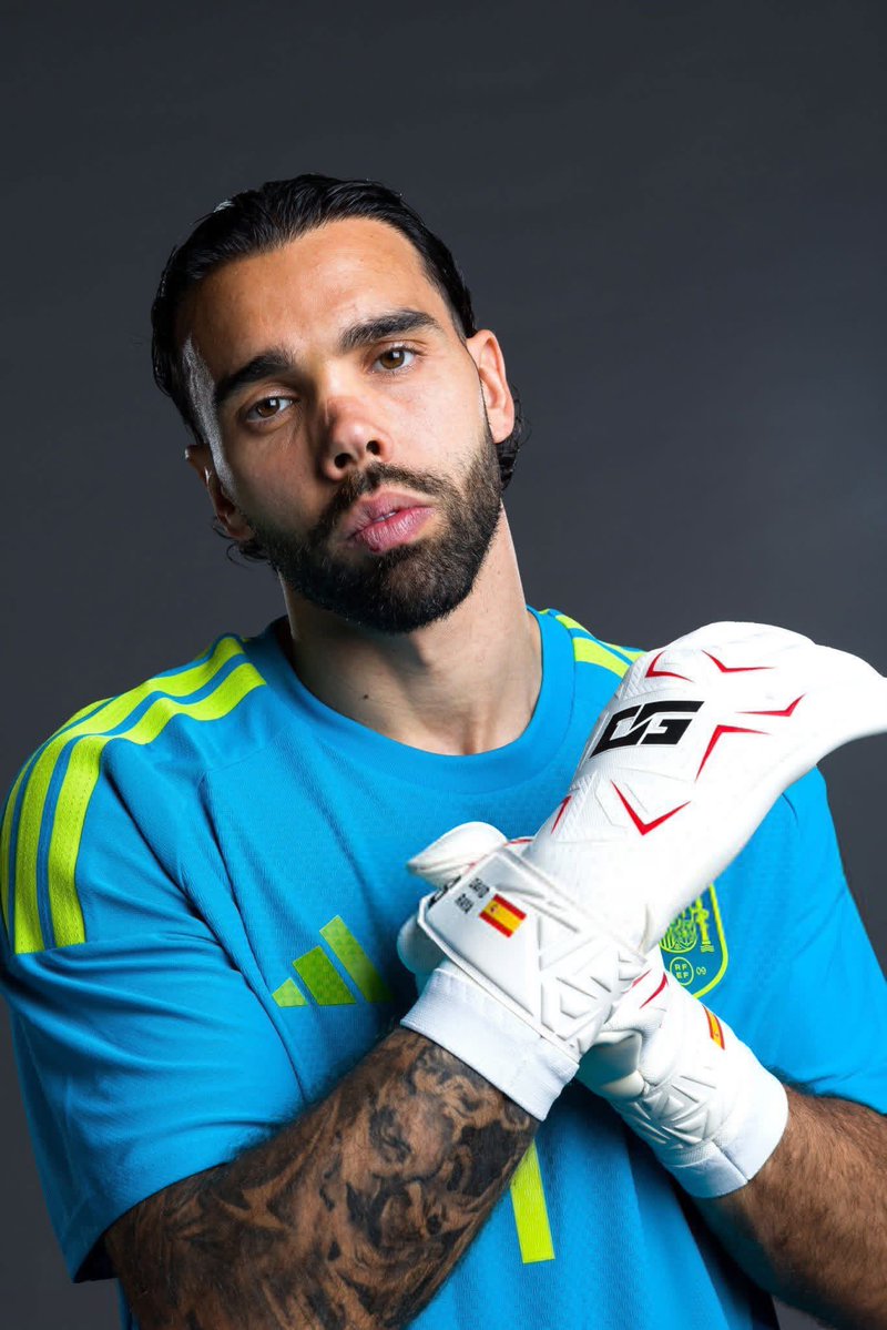 Afc_Mex's tweet photo. 🚨Arsenal fans you should know that, Raya isn’t starting for Spain because he’s not good enough.

🔸We should know that Spain don’t have Saliba, Gabriel, Timber and Calafiori to protect him.

🔸Maybe Raya isn’t the problem. Maybe Arsenal’s defence just makes every goalkeeper look busier.

🔸Maybe Luis de la Fuente is scared to throw Raya into a game without the defensive protection he gets at Arsenal.

🔸 Imagine a goalkeeper whose club isn’t even in the league’s top three, yet he successfully marshalled his national team to both the European Championship and World Cup titles.

#AFC #COYG #ENGESP
