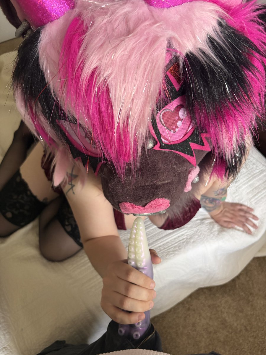LucidDeerSlut's tweet photo. This kitty has a thing for tentacles. Luckily she knows where to find one😉
#furry #murrsuit #nsfw #yiff https://t.co/xp9Exb2DOL
