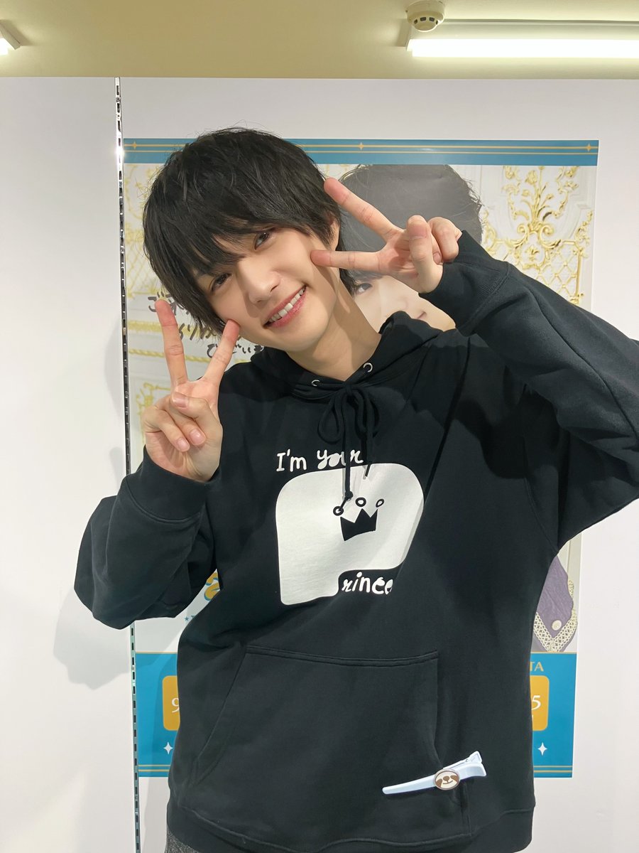 treevillage_yok's tweet photo. 『#前田大翔 POP-UP STORE＆CAFE
　〜Prince Pavilion 2026〜 feat.tree village』

昨日9/26(土)、#リリイベ王子くん が #ツリビレ横浜 に降臨👆🤴✨
2nd Single「Yes, Call in LOVE」Prince Pavilion盤発売記念 特典会イベント
たくさんのご参加ありがとうございました♥️📞

イベント終了後にお写真を撮らせていただきました📸
今回もメッセージノートへの記帳をしていただきましたので
ぜひチェックしてくださいね✅👀

次回の来店イベントは10/2(金)、
横浜会場の #ぷりぱび 最終日に開催です！

王子と一緒に、みなさまのご来館を
心よりお待ちしております🏰

▽詳細や注意事項はこちら
https://t.co/SdoqLxE9Ae

#コリラブ #プリンスカフェ
