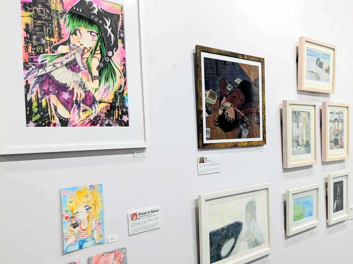 miyak63's tweet photo. 東京原宿のギャラリー @__marienkafer__ さんで、グループ展「Beyond the Sea Hello!」を拝見しました。
海外のクリエイターさんに焦点をあてた展示で、個性豊かでありつつ日本のイラスト界隈の影響も感じる。
zero808wさん @zero808w が特に気になった。イケてるカフェやライブ会場によく合いそう…。 https://t.co/KLK1asZre0