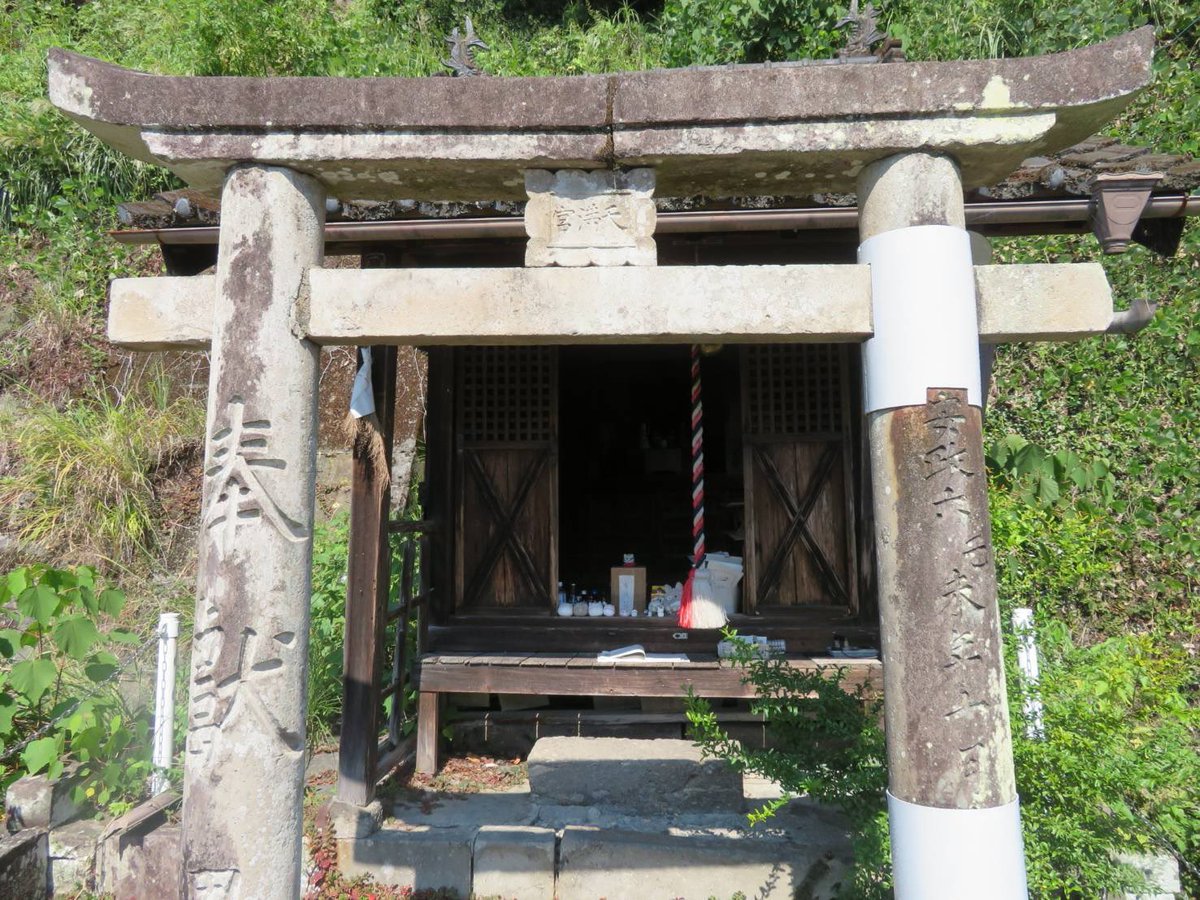 Daisuke32057763's tweet photo. 「僕も好きだよ。優しいのも温かいのも、惹かれあう何かを求めて、懸命に生きる心が好きだよ」　　夏目貴志
＃熊本県人吉市
＃田町菅原天満宮他…
＃夏目友人帳
先日に📷して挙げ忘れてました…🙏
皆様佳き午後のお過ごしを🍁
1曲？
アニメ「夏目友人帳」歴代主題歌
https://t.co/zxhhPNIDlK @YouTube https://t.co/NZjcUVFaDI