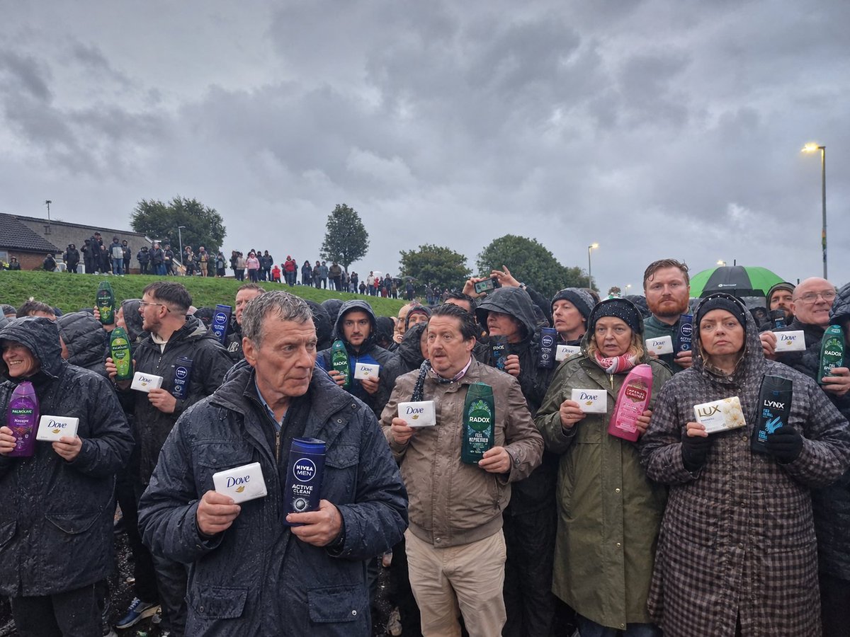 BigBungle1's tweet photo. Down in Portadown and appears the local residents are prepared for water cannon @TheSun @BBCNewsNI @News_Letter @BelTel https://t.co/24GiPApDDI