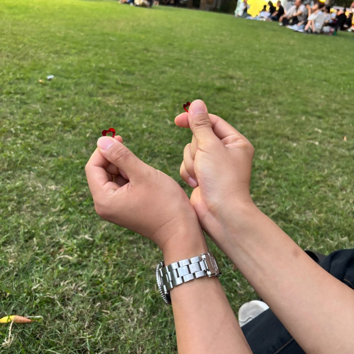 t_t_tora's tweet photo. ツーショットに見えてこれ俺の両手です https://t.co/1at6nceXmu